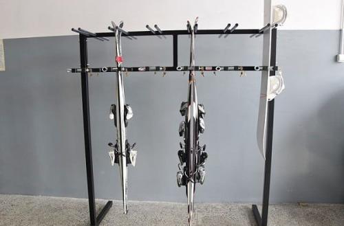 wieszak-na-narty-i-snowboard-ski-pion-12-na-konstrukcji-i-koluchami.jpg