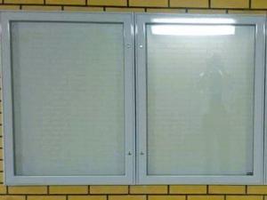 Gablota dwupanelowa wisząca formatu B1 kolejowa